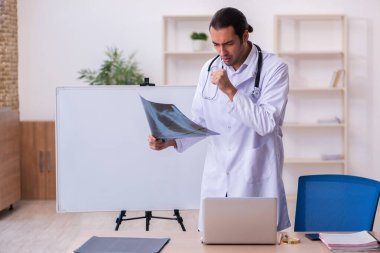 Klinikte çalışan genç bir erkek radyolog.