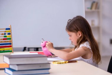 Evde sınava hazırlanan küçük kız.