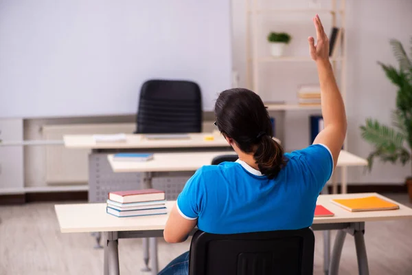 Jovem estudante na sala de aula — Fotografia de Stock