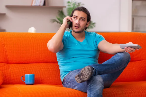 Young male student sitting indoors during pandemic — Stock Photo, Image