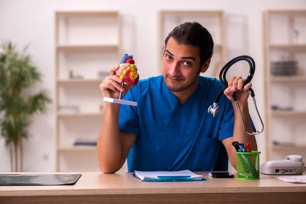 Klinikte çalışan genç bir erkek kardiyolog. — Stok fotoğraf