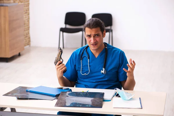 Junger Arzt begeht Selbstmord am Arbeitsplatz — Stockfoto