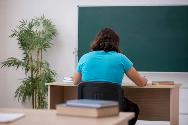 Joven estudiante masculino frente al tablero verde —  Fotos de Stock