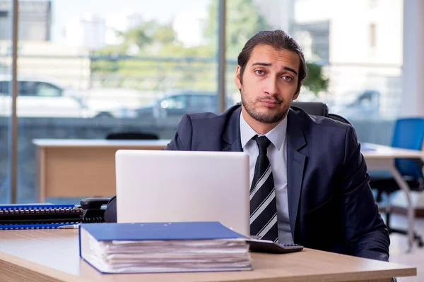 Jeune homme d'affaires employé travaillant dans le bureau — Photo