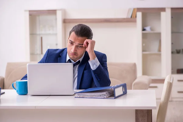 Ung manlig anställd som arbetar hemifrån i pandemikonceptet — Stockfoto