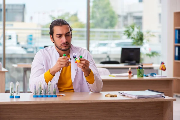 Jovem químico masculino no conceito de síntese de drogas — Fotografia de Stock