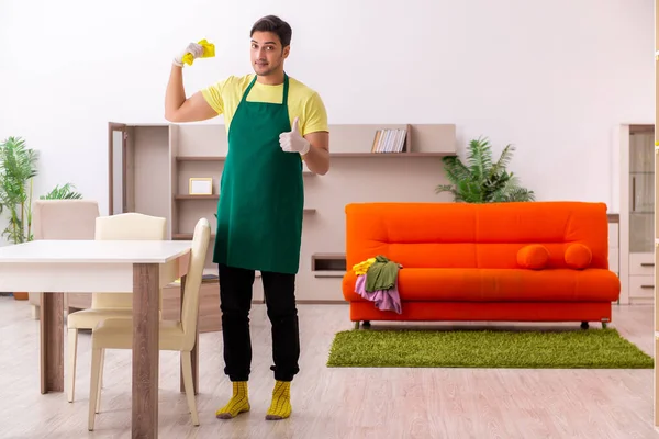 Jonge mannelijke aannemer schoonmaken van het huis binnen — Stockfoto