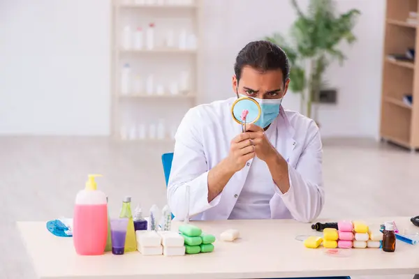 Jóvenes hombres químicos probando jabón en el laboratorio —  Fotos de Stock