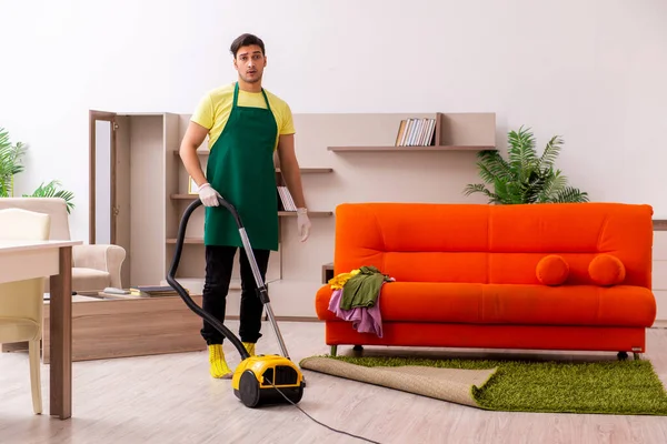 Jonge mannelijke aannemer schoonmaken van het huis binnen — Stockfoto