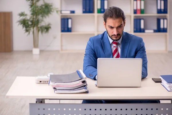 Joven empleado masculino que trabaja en la oficina — Foto de Stock