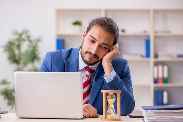 Ung manlig anställd i time management koncept — Stockfoto