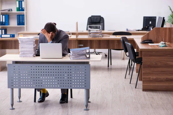 Joven empleado masculino descontento con el trabajo excesivo en la oficina —  Fotos de Stock