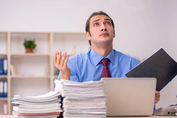 Junge männliche Mitarbeiter unzufrieden mit exzessiver Arbeit — Stockfoto