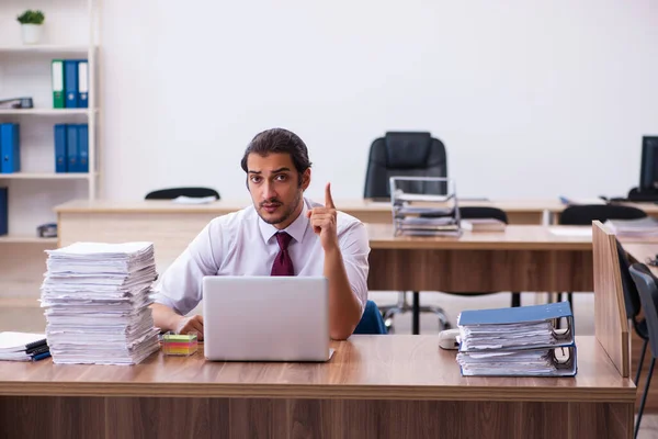 Ung manlig anställd missnöjd med överdrivet arbete på kontoret — Stockfoto