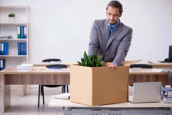 Unge mandlige ansatte bliver fyret fra sit arbejde - Stock-foto