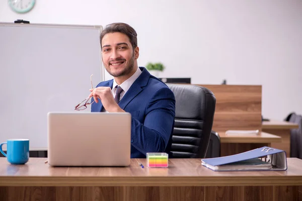 Ung stilig arbetsgivare i telekonferenskonceptet — Stockfoto