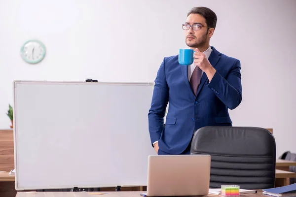 Joven empleador guapo en concepto de teleconferencia — Foto de Stock