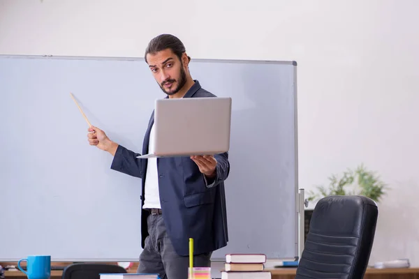 Joven profesor en concepto de tele-estudio — Foto de Stock