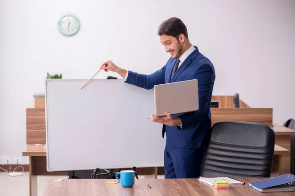 Giovane bel datore di lavoro nel concetto di teleconferenza — Foto Stock