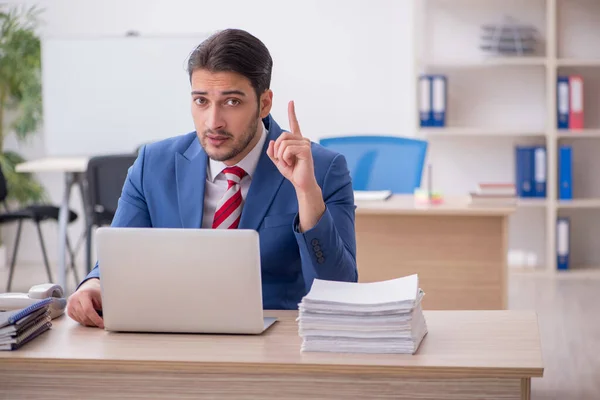 Giovane dipendente attraente che lavora in ufficio — Foto Stock