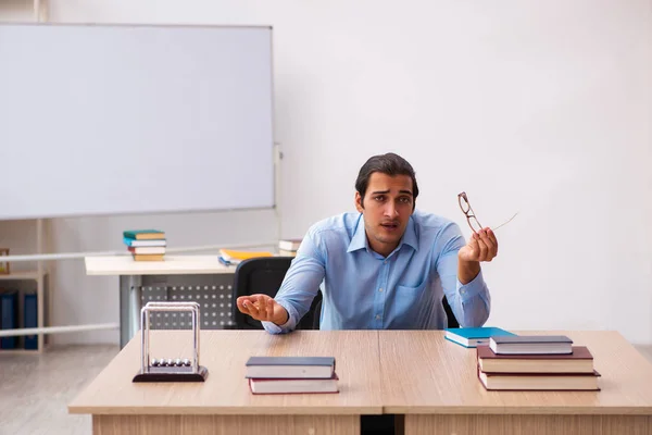 Junge männliche Lehrer im Klassenzimmer — Stockfoto