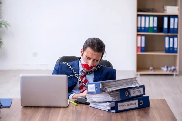 Karyawan laki-laki dirantai tidak bahagia dengan pekerjaan yang berlebihan di kantor — Stok Foto