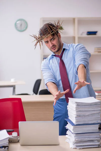 Junge männliche Angestellte trägt stacheligen Kranz auf dem Kopf — Stockfoto