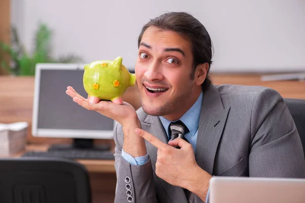 Jonge mannelijke werknemer in pensioenconcept — Stockfoto