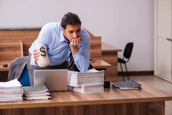 Joven trabajador masculino en concepto de remuneración —  Fotos de Stock