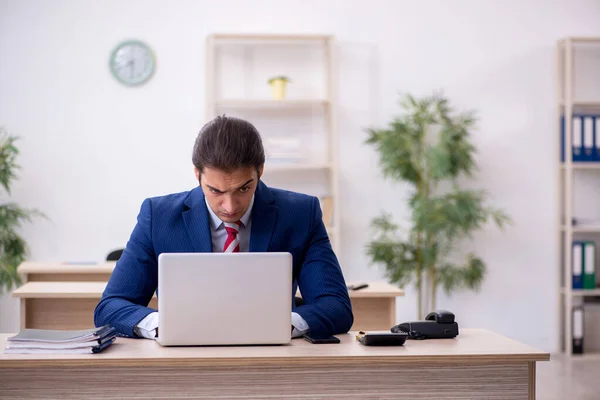 Joven empleado masculino sentado en la oficina —  Fotos de Stock