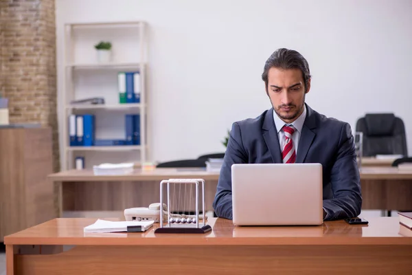 Joven hombre de negocios empleado sentado en la oficina — Foto de Stock