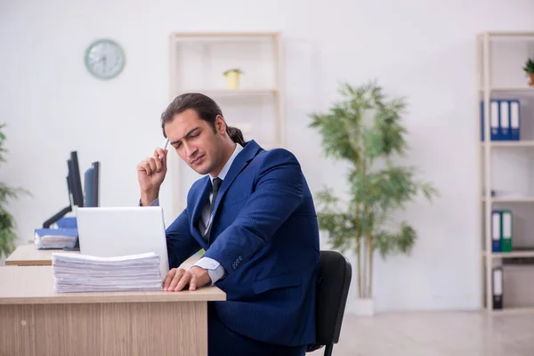 Jeune employé masculin travaillant au bureau — Photo