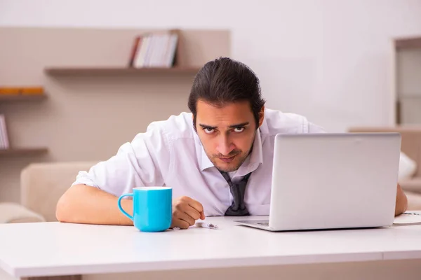 Junge männliche Mitarbeiter arbeiten während der Pandemie von zu Hause aus — Stockfoto