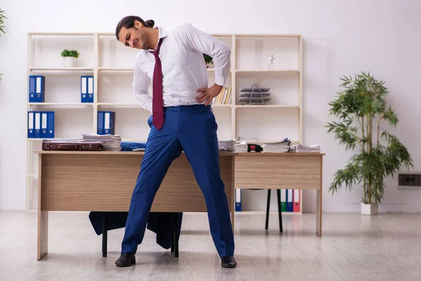 Junge männliche Mitarbeiter machen in der Pause Sport — Stockfoto