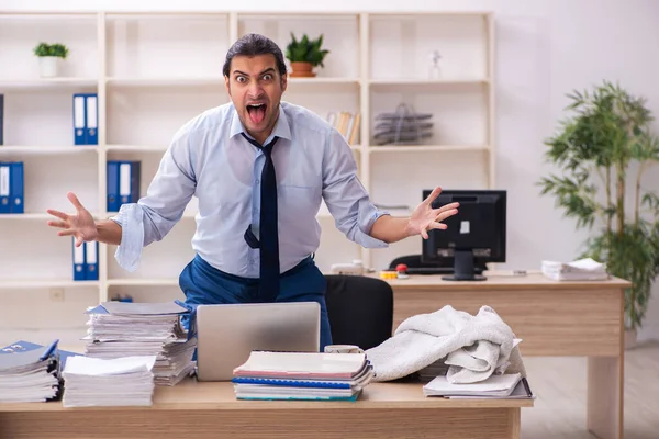 Junge männliche Mitarbeiter schwitzen am Arbeitsplatz — Stockfoto