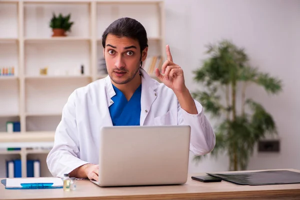 Klinikte çalışan genç erkek doktor. — Stok fotoğraf