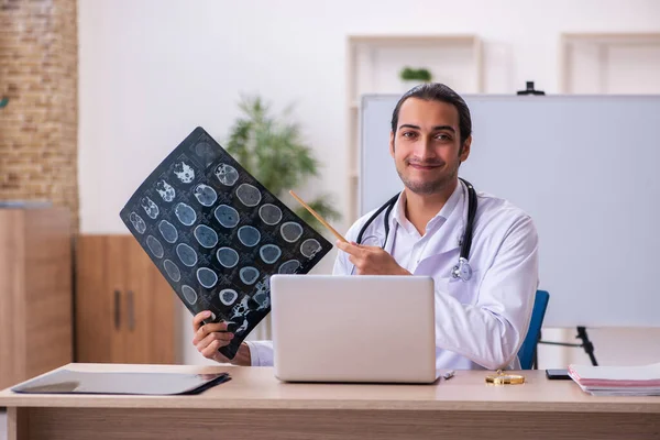 Jovem médico radiologista trabalhando na clínica — Fotografia de Stock