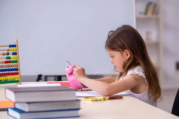 Liten flicka förbereder sig för tentor hemma — Stockfoto