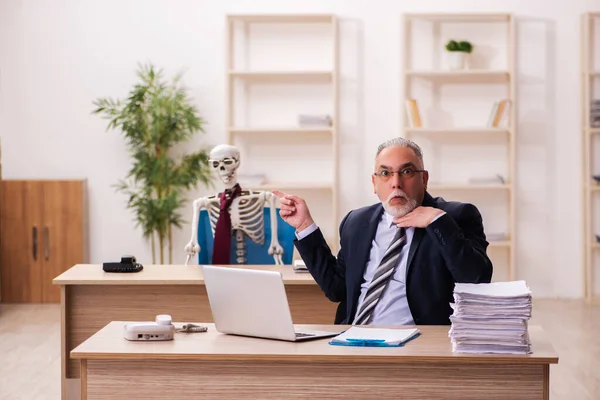 Dead employee working in the office — Stock Photo, Image