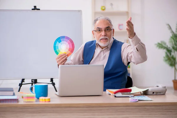 Viejo diseñador masculino trabajando en la oficina — Foto de Stock