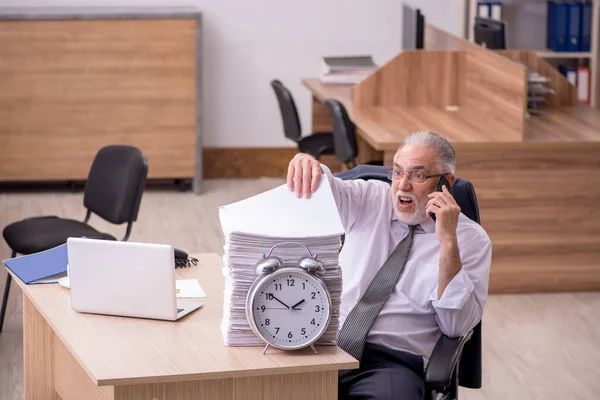 Viejo empleado masculino en concepto de gestión del tiempo —  Fotos de Stock