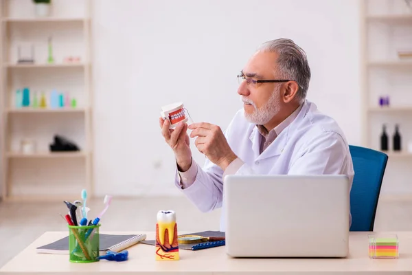 Vieux dentiste masculin travaillant à la clinique — Photo