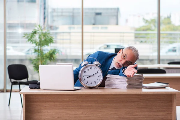 Ancien patron employé dans le concept de gestion du temps — Photo