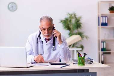 Teletıp konseptinde yaşlı bir doktor.