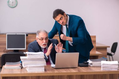 Kabadayılık kavramında yaşlı erkek işveren ve genç erkek asistan