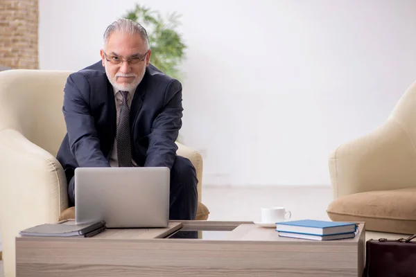 Gammal affärsman anställd väntar på affärsmöte — Stockfoto