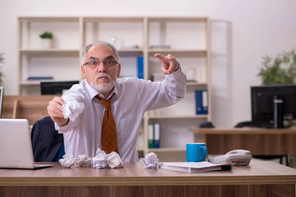 Alter männlicher Mitarbeiter im Papier-Recycling-Konzept — Stockfoto