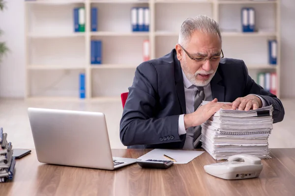 Ältere männliche Mitarbeiter unzufrieden mit exzessiver Arbeit im Büro — Stockfoto