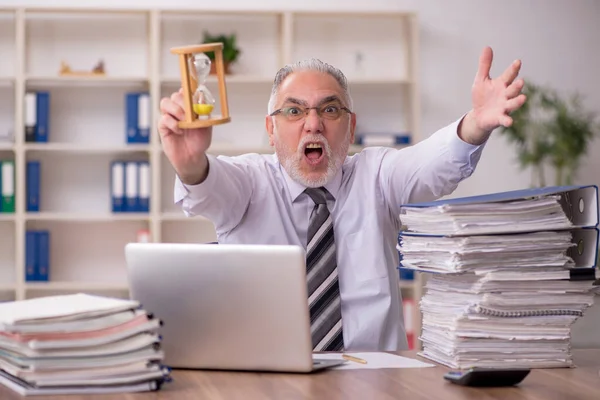 Hombre anciano empleado en concepto de gestión del tiempo — Foto de Stock