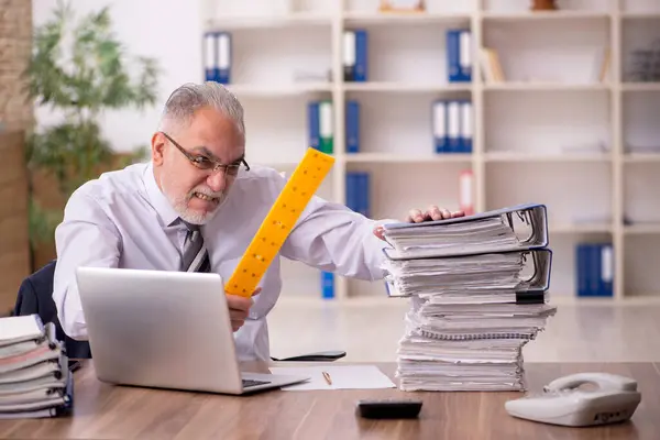 Hombre anciano empleado infeliz con el trabajo excesivo en la oficina —  Fotos de Stock